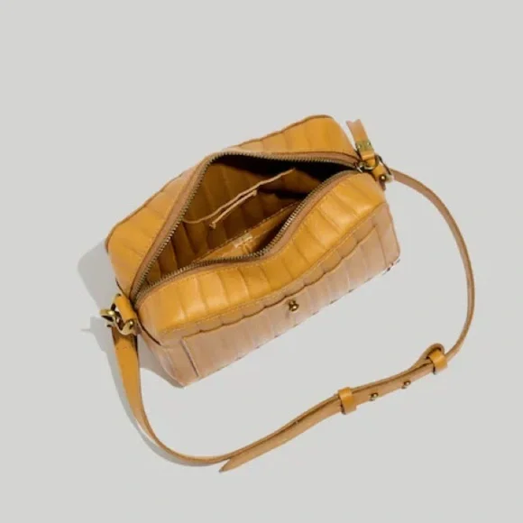 NWT Madewell The Transport Leather Camera Bag: Bubble Pleat Edition - Picture 3 of 12